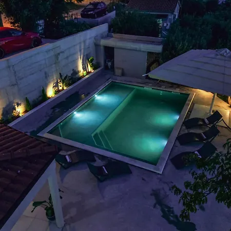 Mediterranean Oasis Seaside With Pool Villa Split