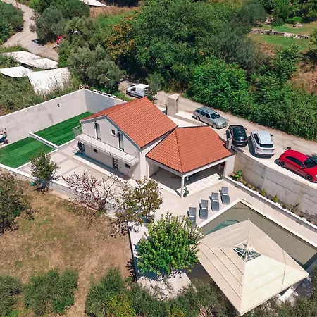 Mediterranean Oasis Seaside With Pool Vila *
