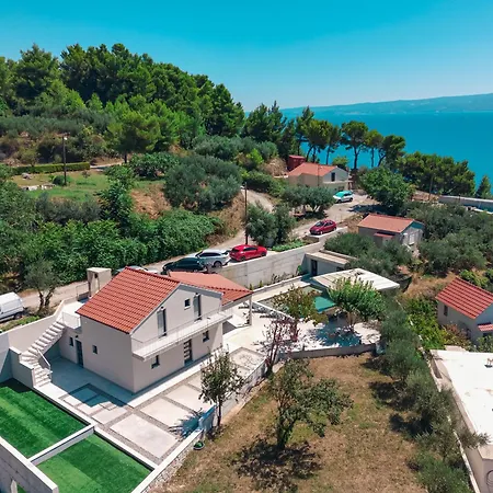 Mediterranean Oasis Seaside With Pool Vila *