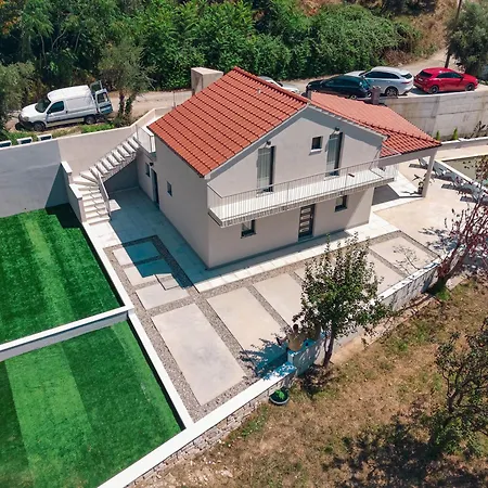 Mediterranean Oasis Seaside With Pool Vila *