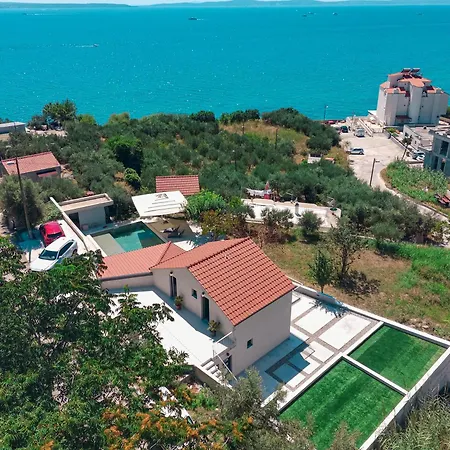 Mediterranean Oasis Seaside With Pool Vila Split