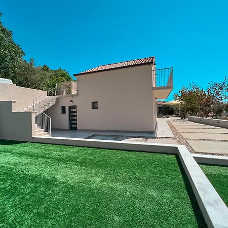 Vila Mediterranean Oasis Seaside With Pool Split