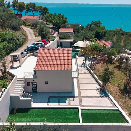 Mediterranean Oasis Seaside With Pool *