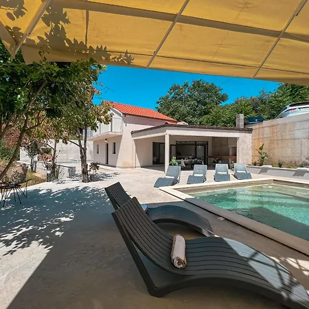 Mediterranean Oasis Seaside With Pool Vila *