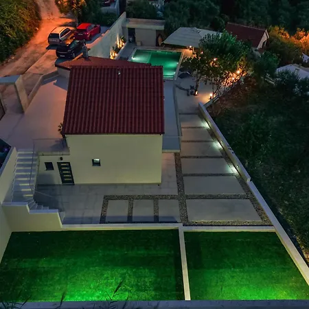 Mediterranean Oasis Seaside With Pool Vila *