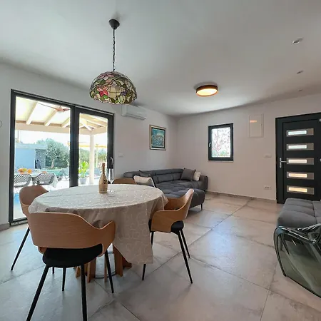 Mediterranean Oasis Seaside With Pool Vila Split