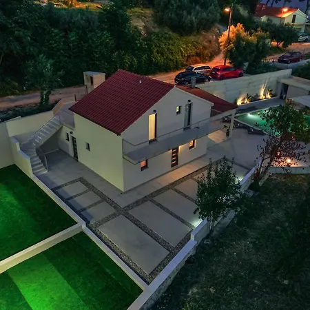 Vila Mediterranean Oasis Seaside With Pool Split