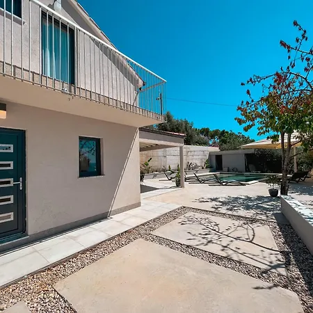 Vila Mediterranean Oasis Seaside With Pool Split