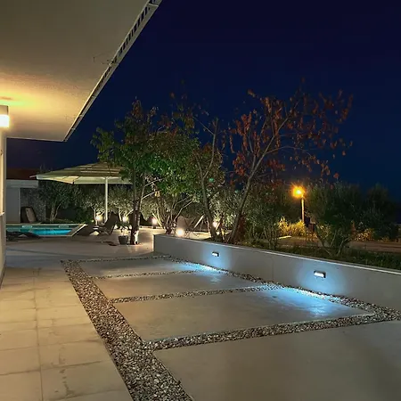 Vila Mediterranean Oasis Seaside With Pool