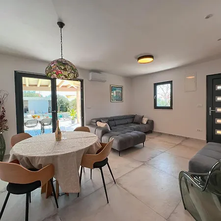 Mediterranean Oasis Seaside With Pool Vila *